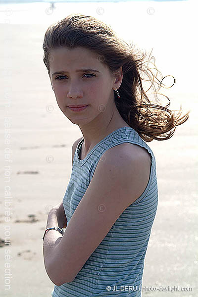 portrait de jeune fille au bord de la mer - girl's portrait at the sea's edge